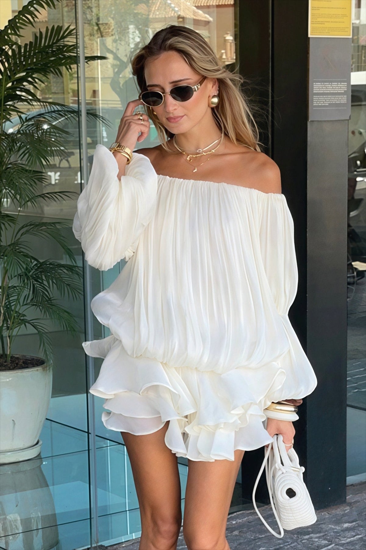 Greta off-shoulder minikjole med flæser og lag