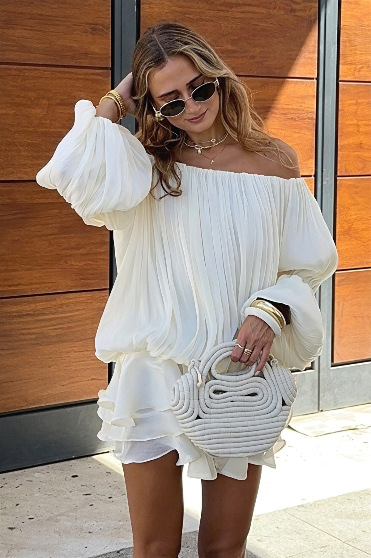 Greta off-shoulder minikjole med flæser og lag