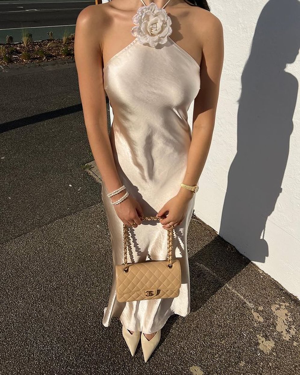 Harper satinhmaxikjole med halterneck