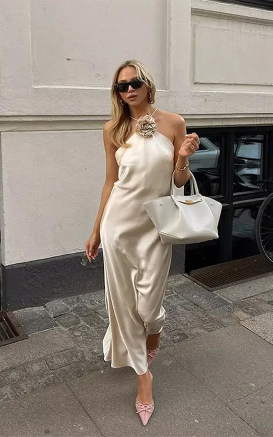 Harper satinhmaxikjole med halterneck