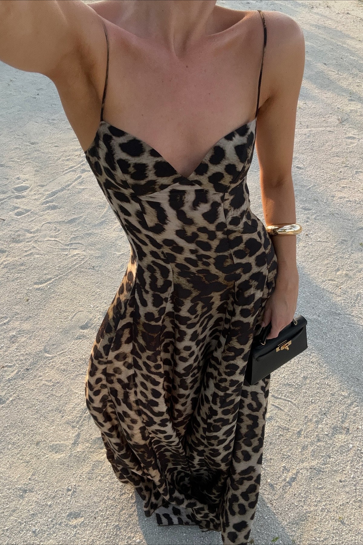 Imogen maxikjole med leopardprint og spaghettistropper
