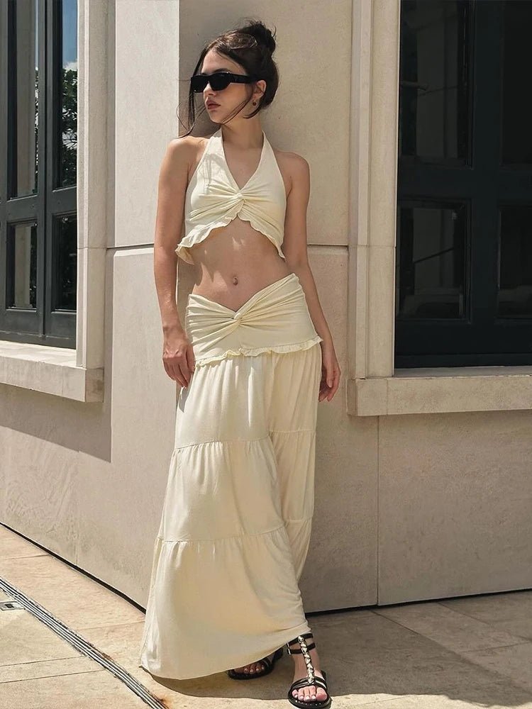 Jane sæt med halterneck-crop-top og plisseret nederdel