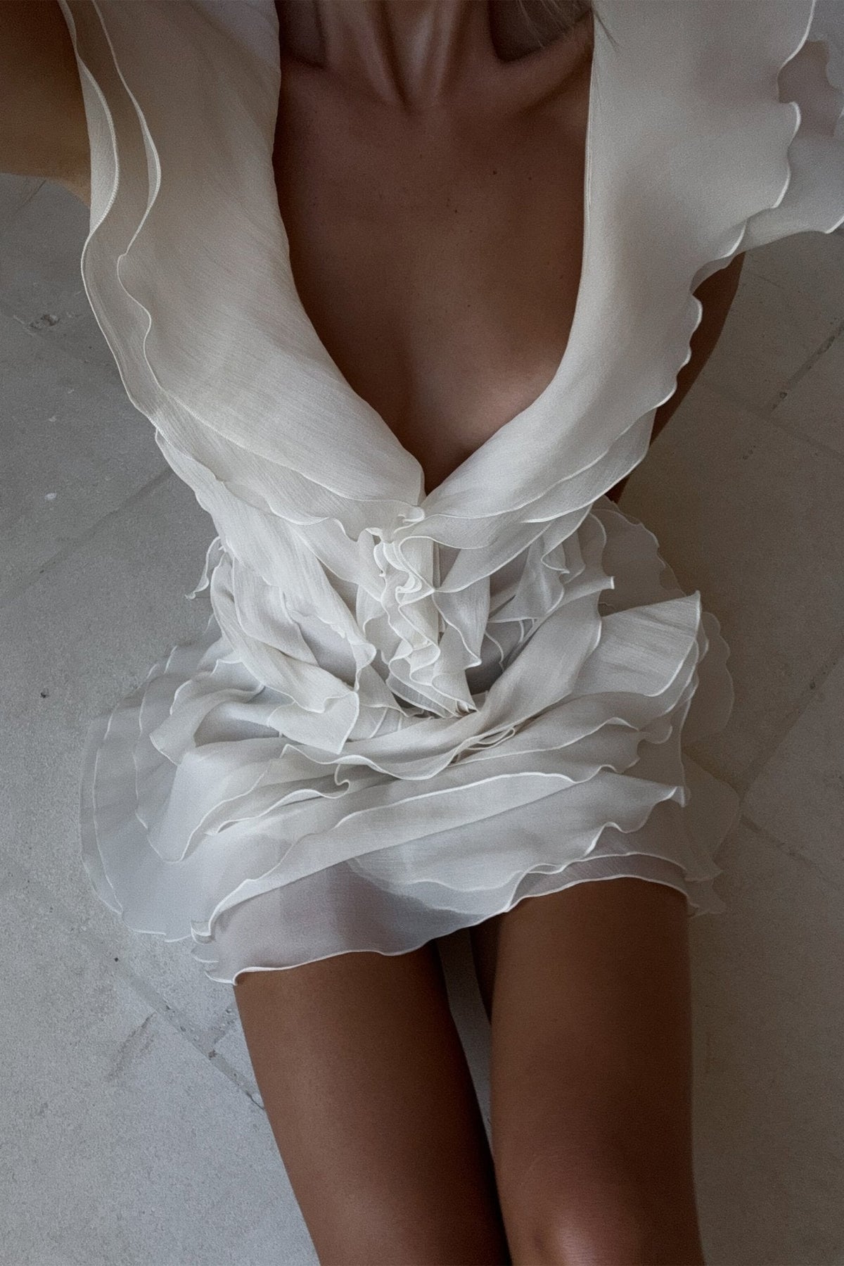 Jasmine off-shoulder-minikjole med flæser