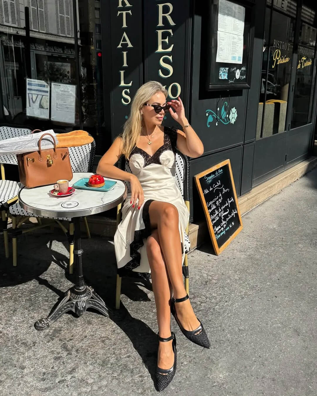 Joanna lang satin- og blondetkjole