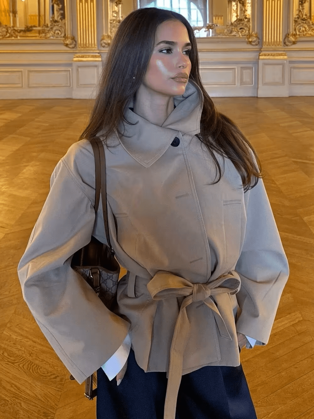 Julie asymmetrisk trenchcoat med bælte