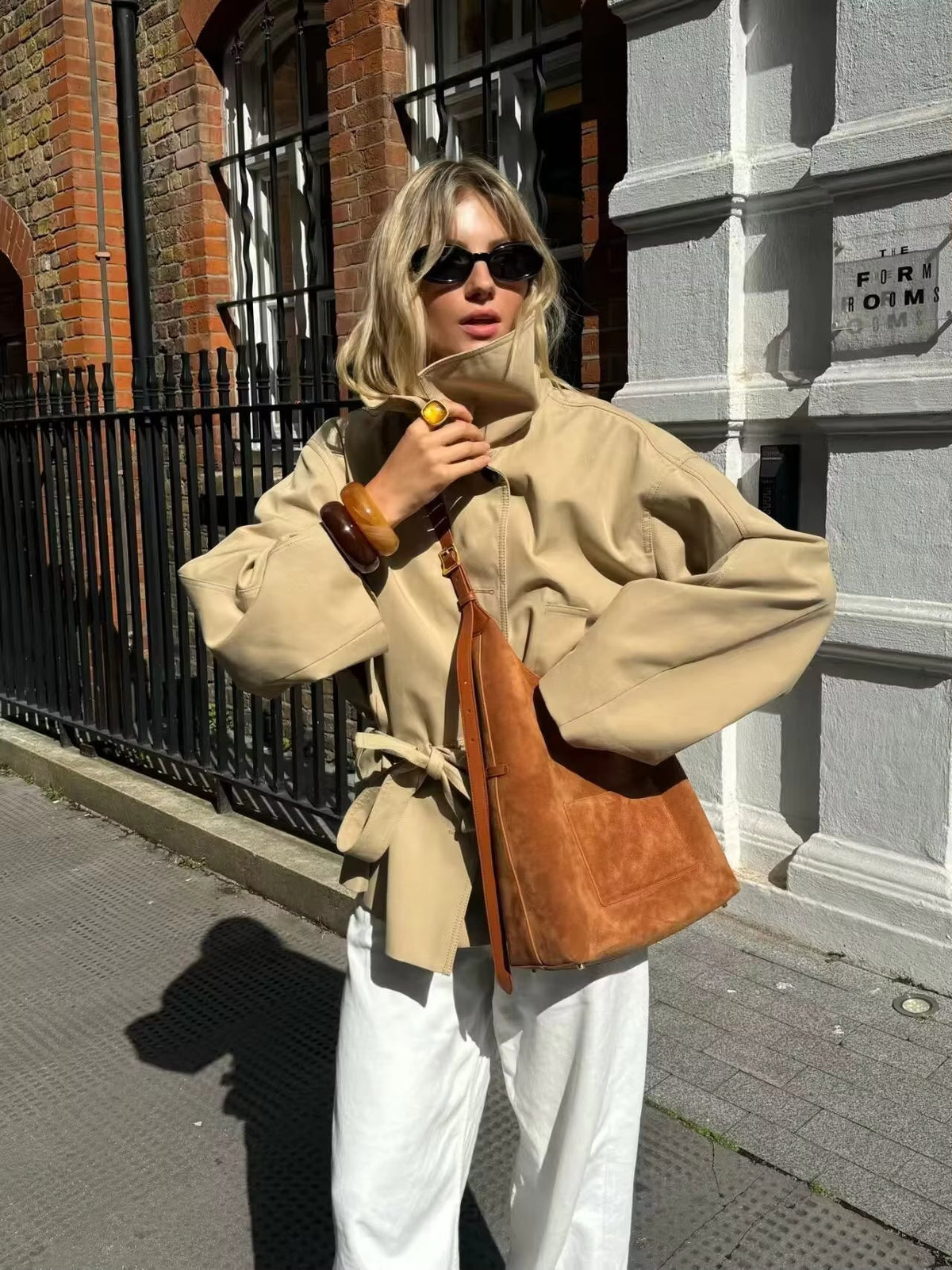 Julie asymmetrisk trenchcoat med bælte