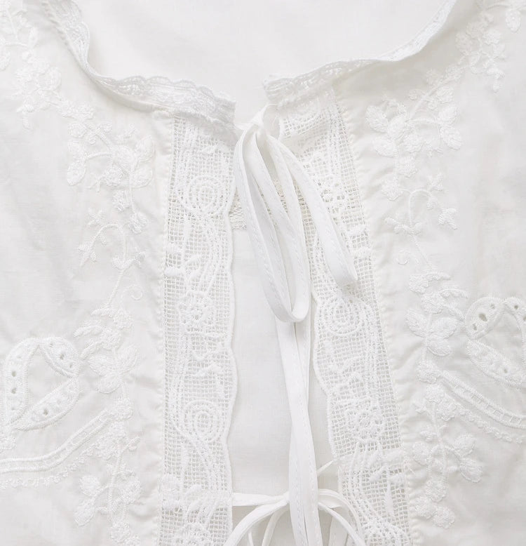 Juvie bluse med broderet blondekant