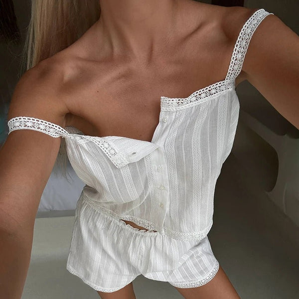 Kaitlyn pyjamas-shorts-sæt med blondekant