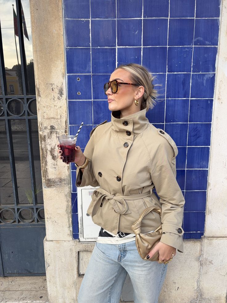 Kara kort trenchcoat med ståkrave