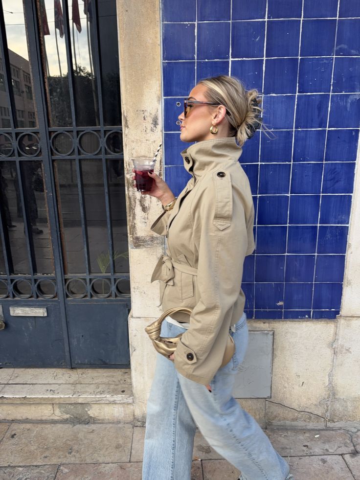 Kara kort trenchcoat med ståkrave