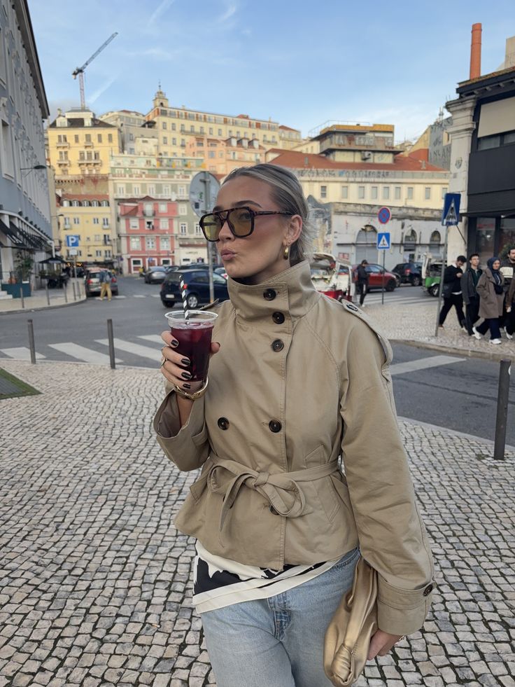 Kara kort trenchcoat med ståkrave