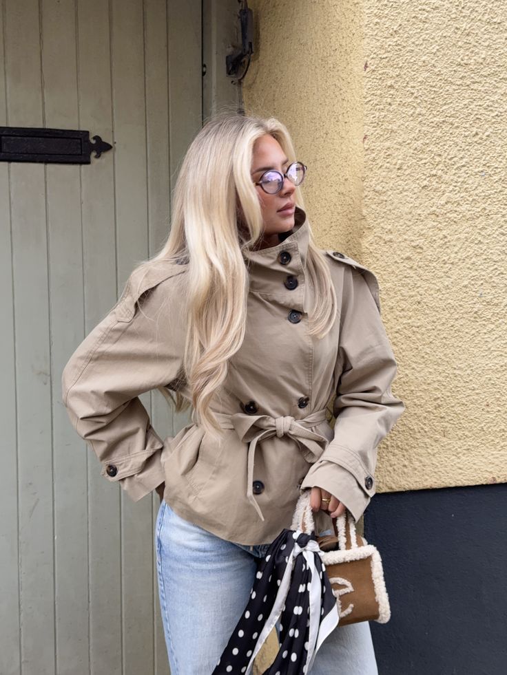 Kara kort trenchcoat med ståkrave