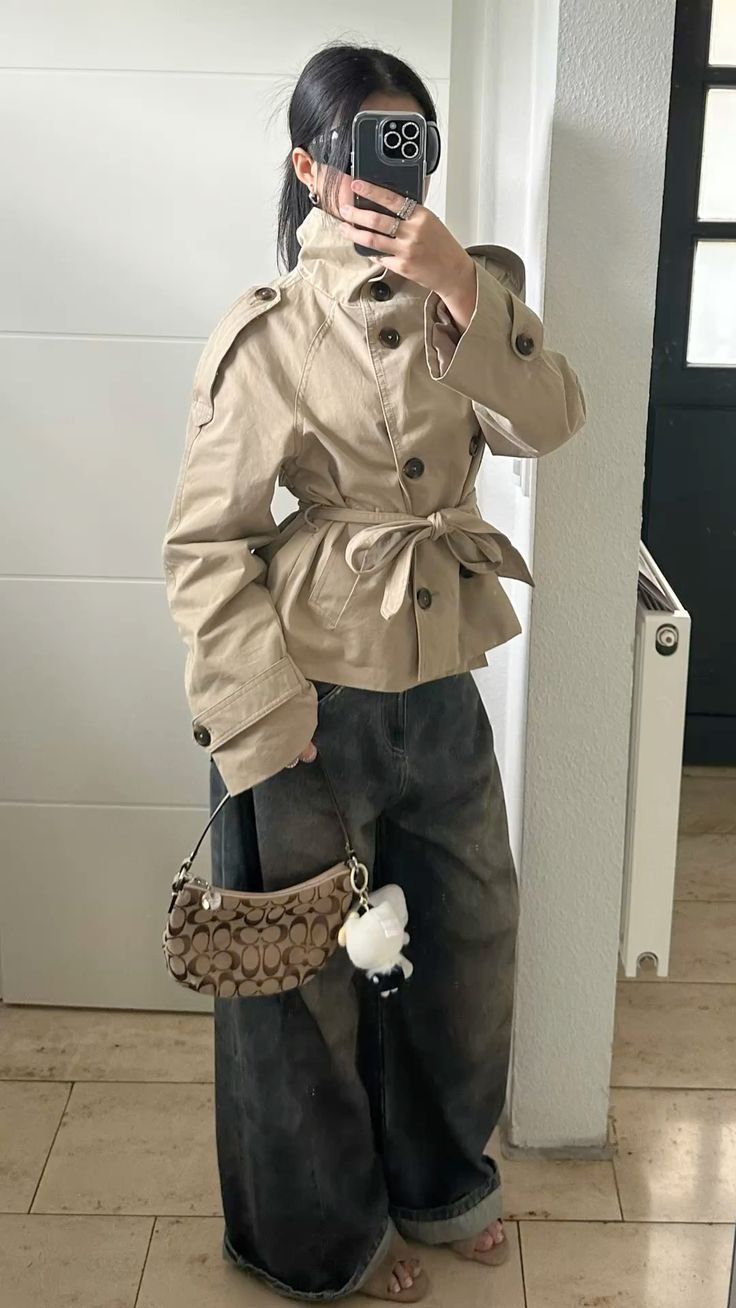Kara kort trenchcoat med ståkrave
