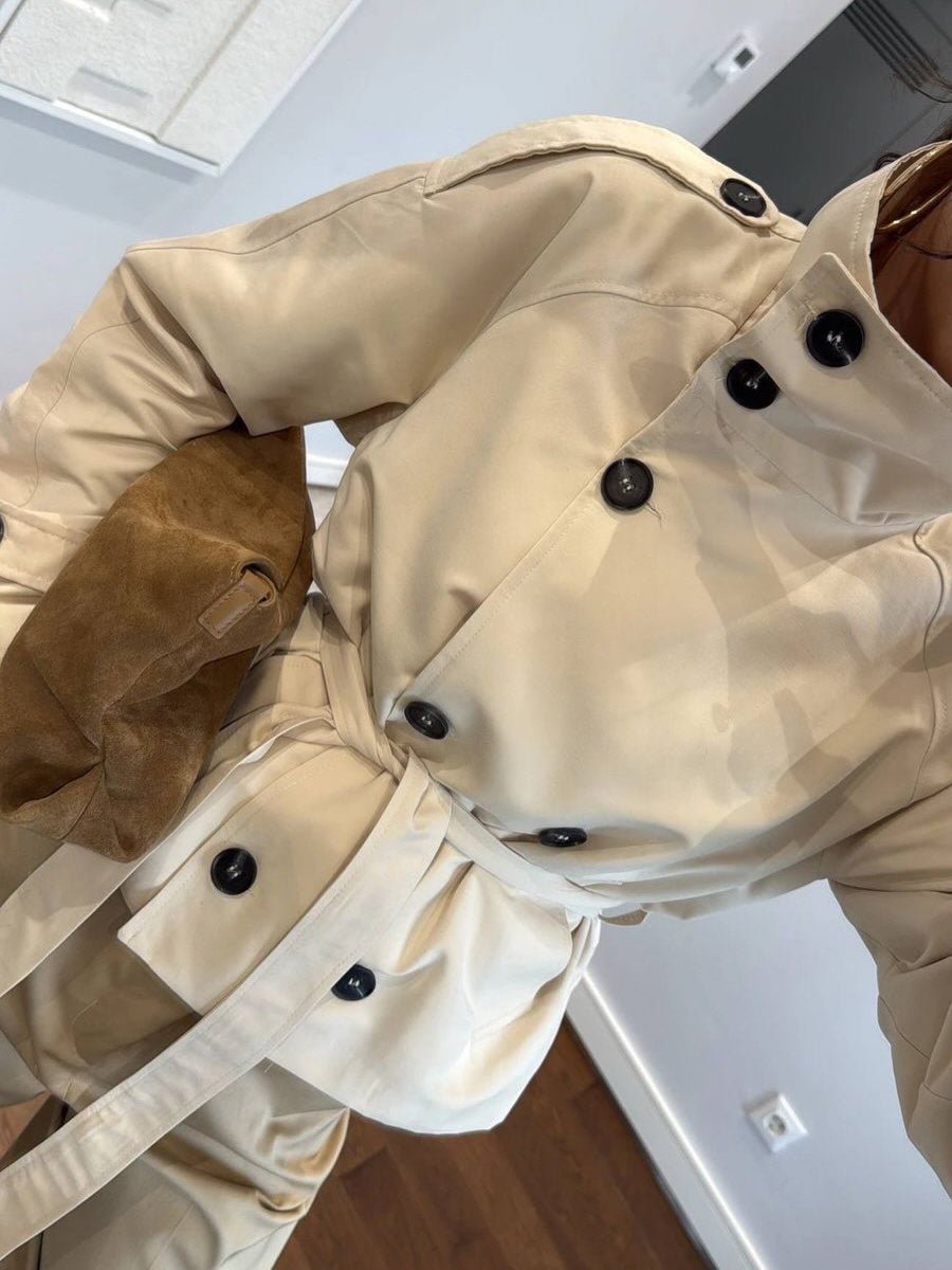 Kara kort trenchcoat med ståkrave