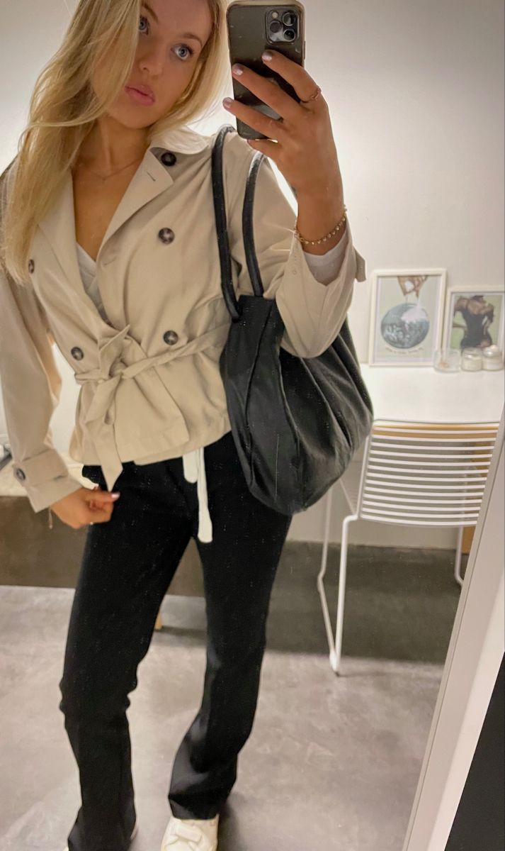 Kara kort trenchcoat med ståkrave