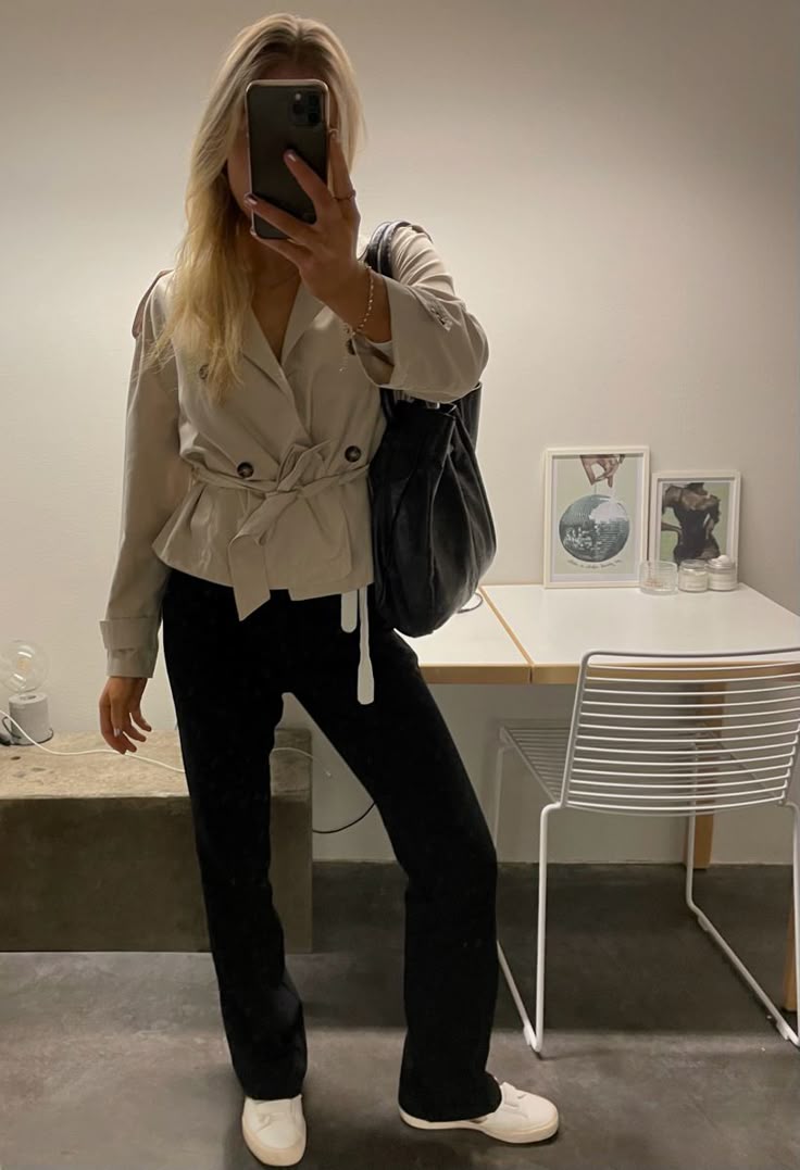 Kara kort trenchcoat med ståkrave