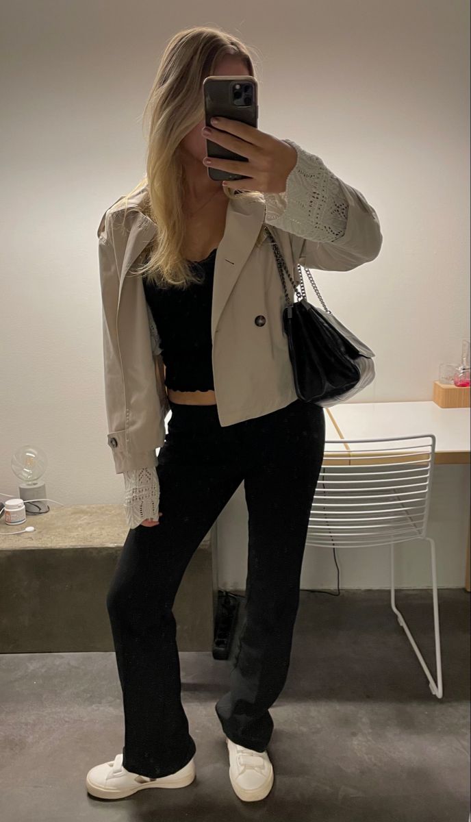 Kara kort trenchcoat med ståkrave