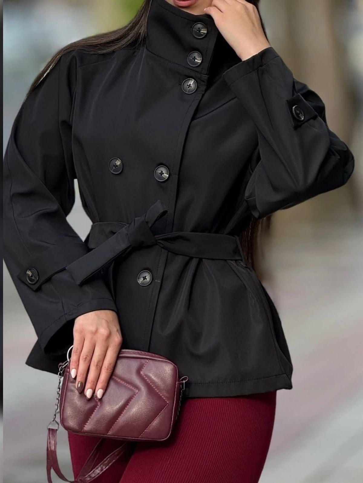 Kara kort trenchcoat med ståkrave