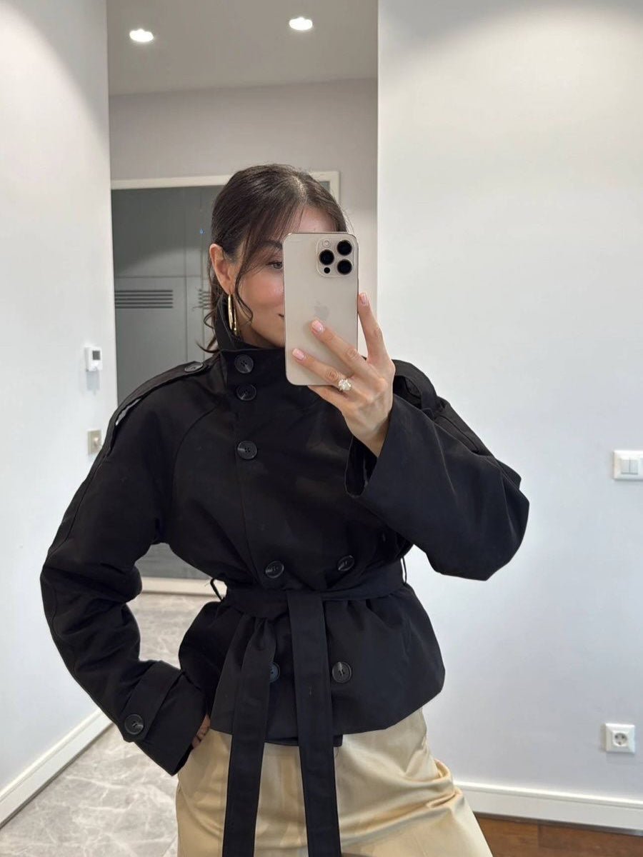 Kara kort trenchcoat med ståkrave