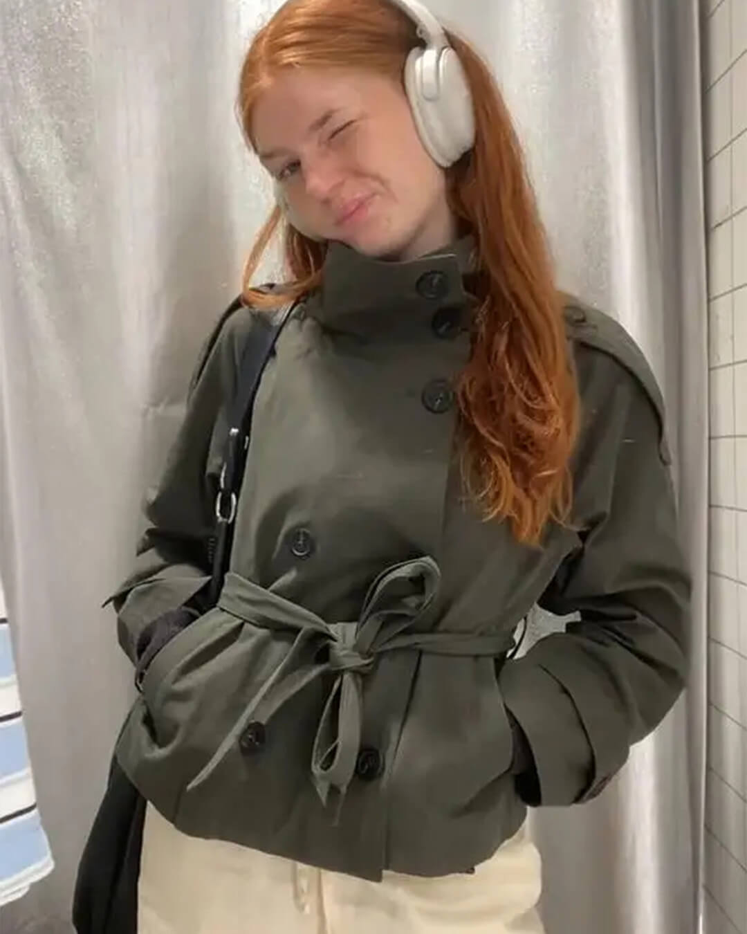 Kara kort trenchcoat med ståkrave
