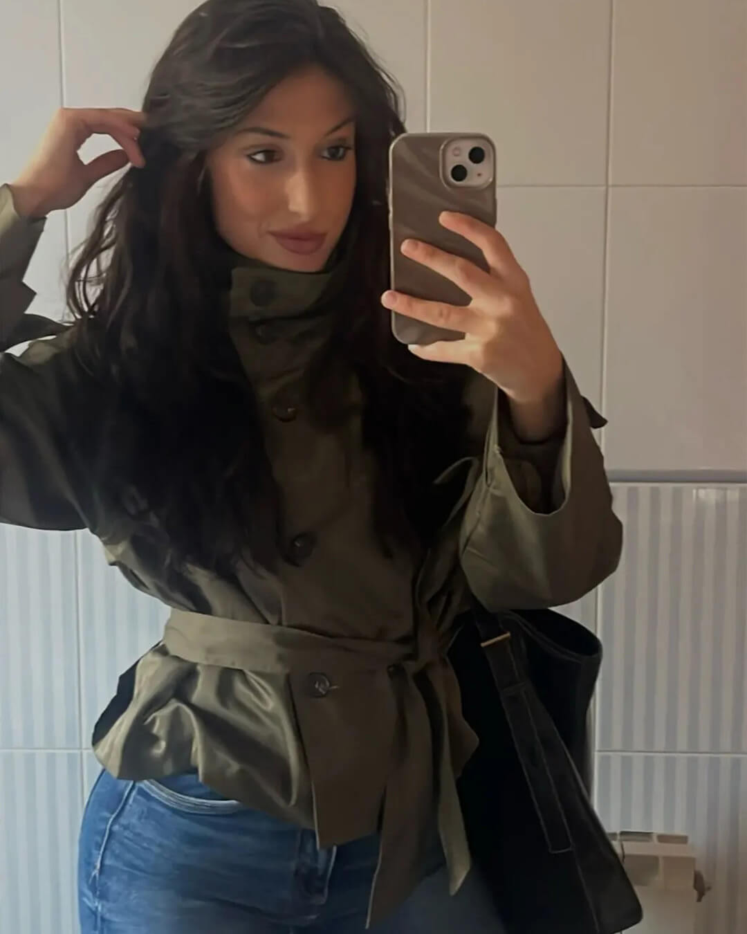 Kara kort trenchcoat med ståkrave