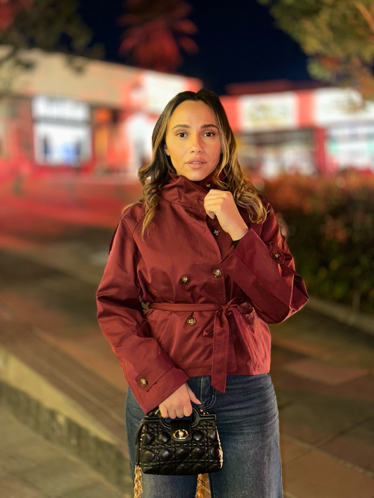 Kara kort trenchcoat med ståkrave