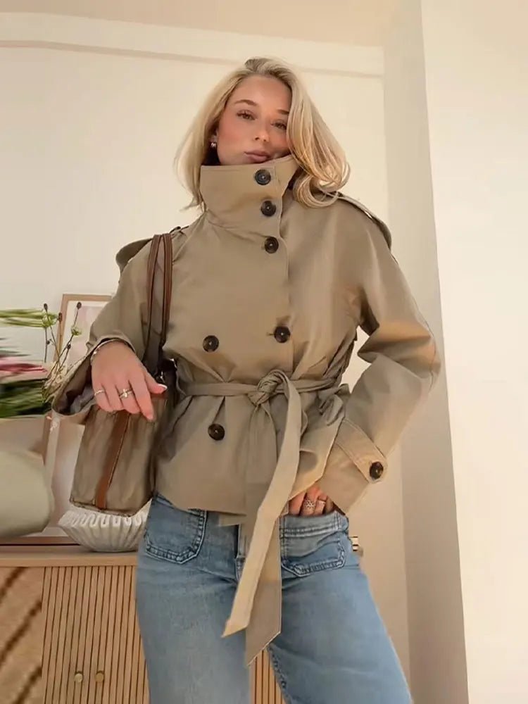 Kara kort trenchcoat med ståkrave