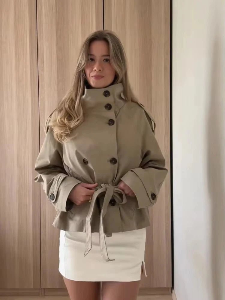 Kara kort trenchcoat med ståkrave