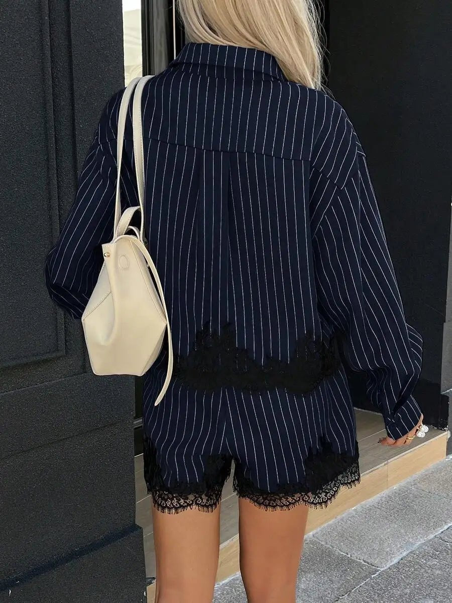Kate shorts-sæt med nålestriber og blondekant