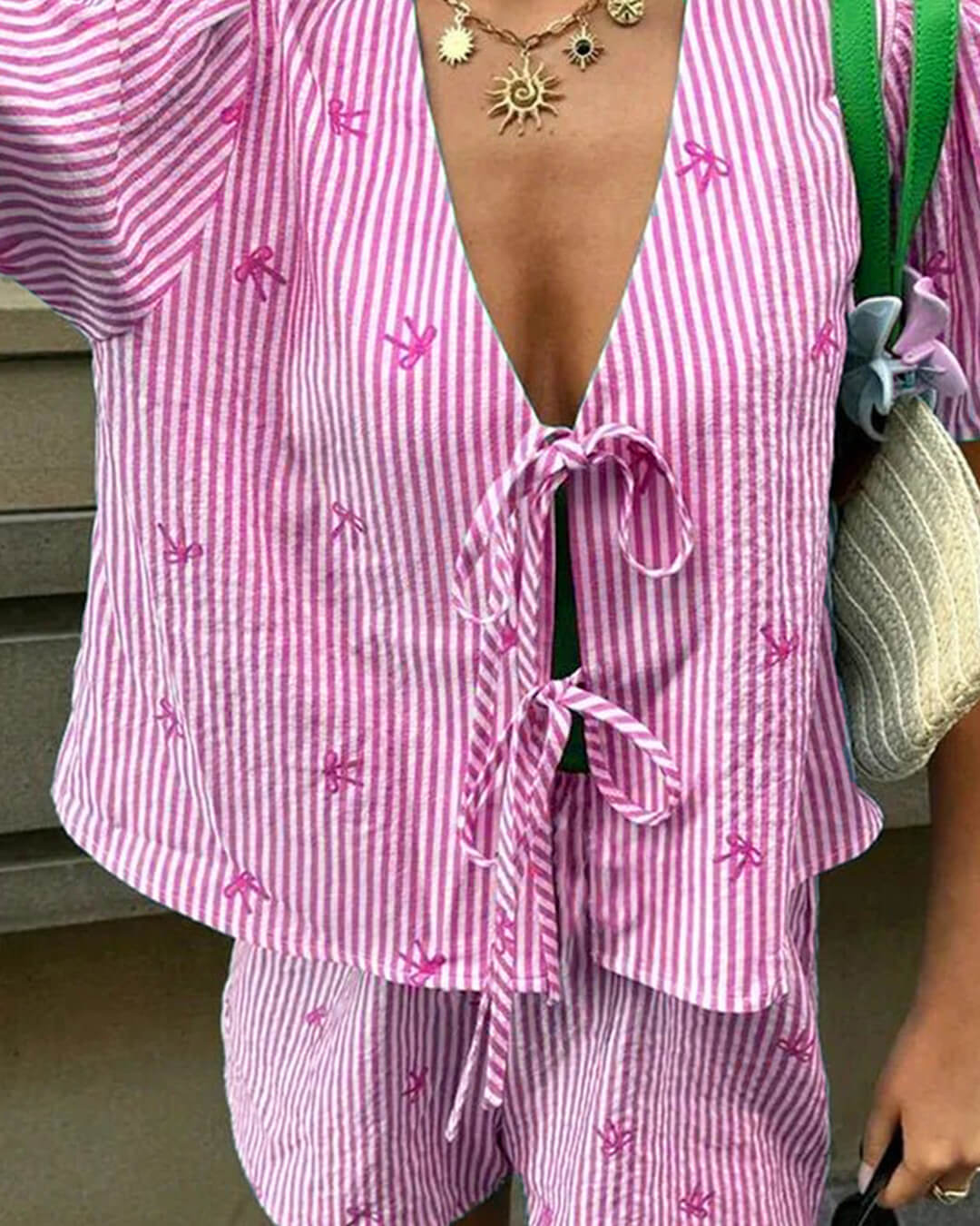 Kate-sæt med stribede shorts og top med bindebånd foran