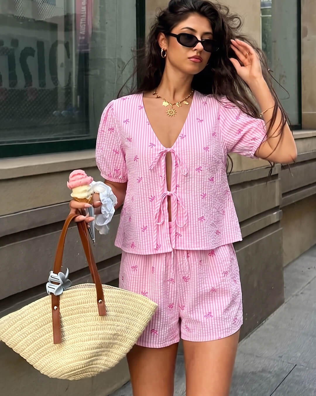 Kate-sæt med stribede shorts og top med bindebånd foran