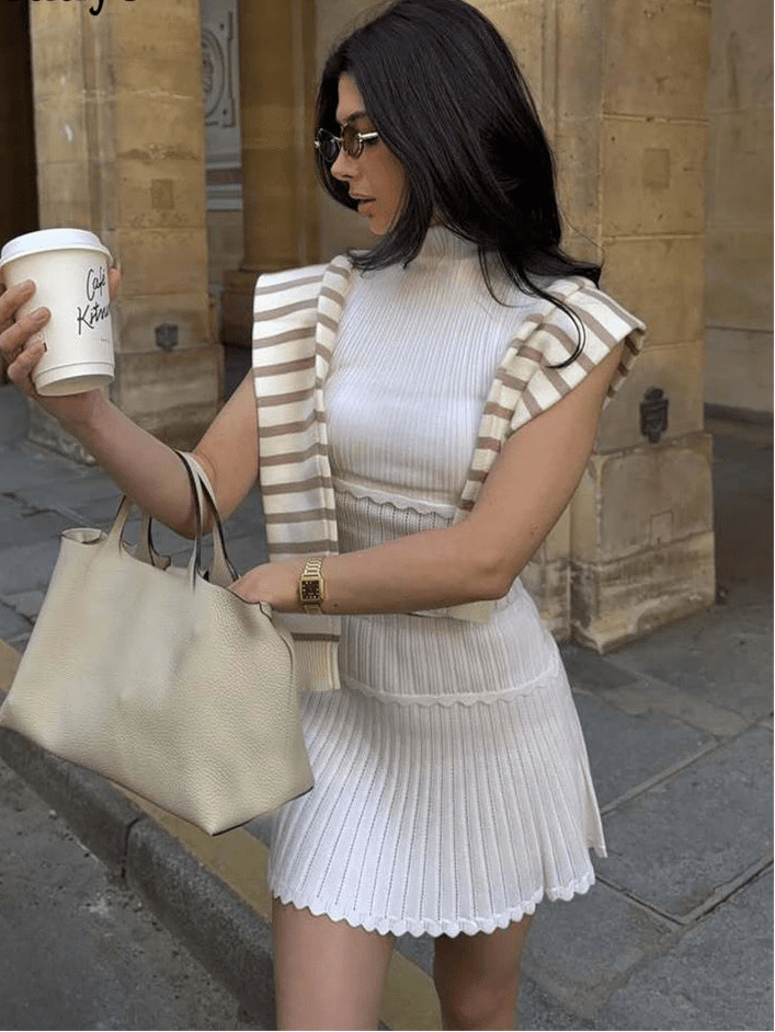 Kelly todelt sæt med strikket crop-top og plisseret mininederdel