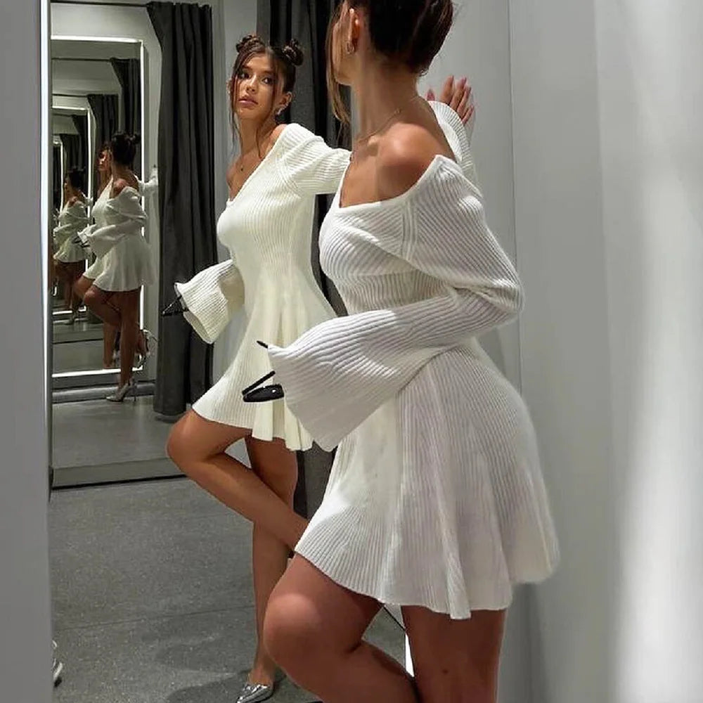 Strikket off-shoulder-minikjole med V-hals