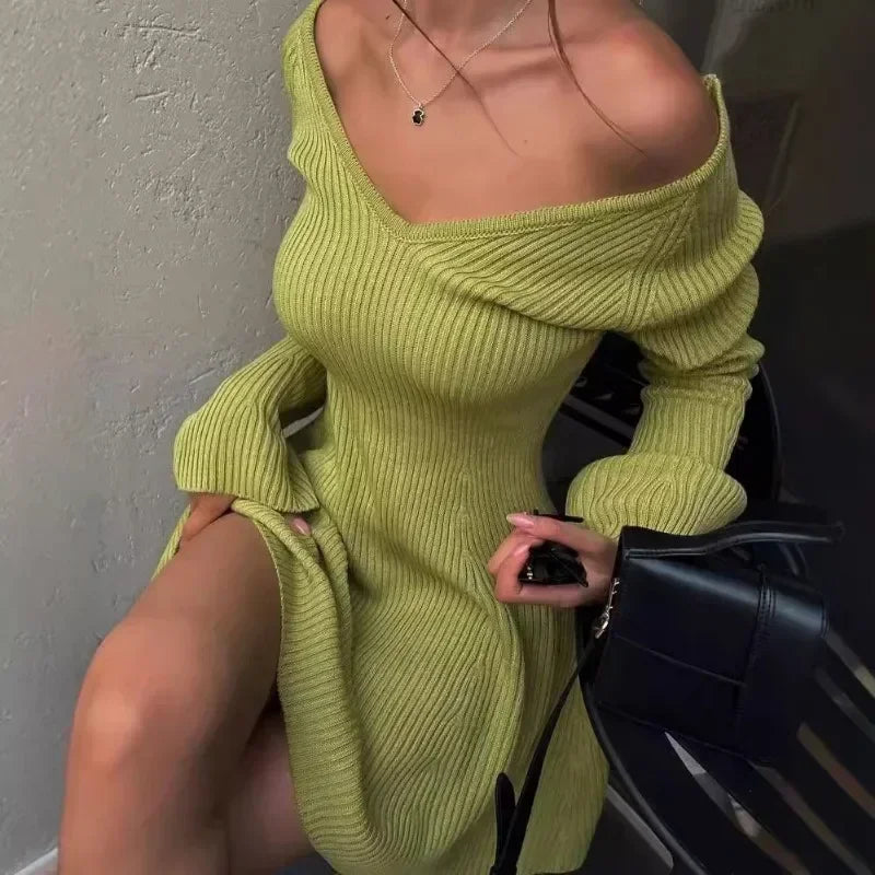 Strikket off-shoulder-minikjole med V-hals