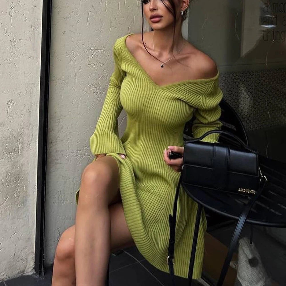 Strikket off-shoulder-minikjole med V-hals