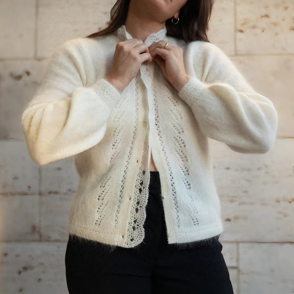 Cardigan med blondeudskæringer