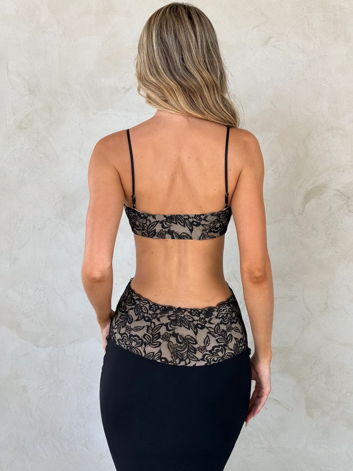 Carys-maxikjole med blonde og cut-outs