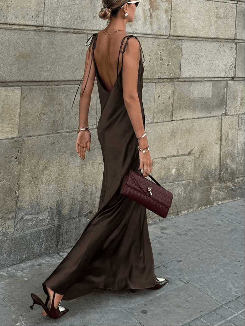 Laura rygløs satin-maxikjole