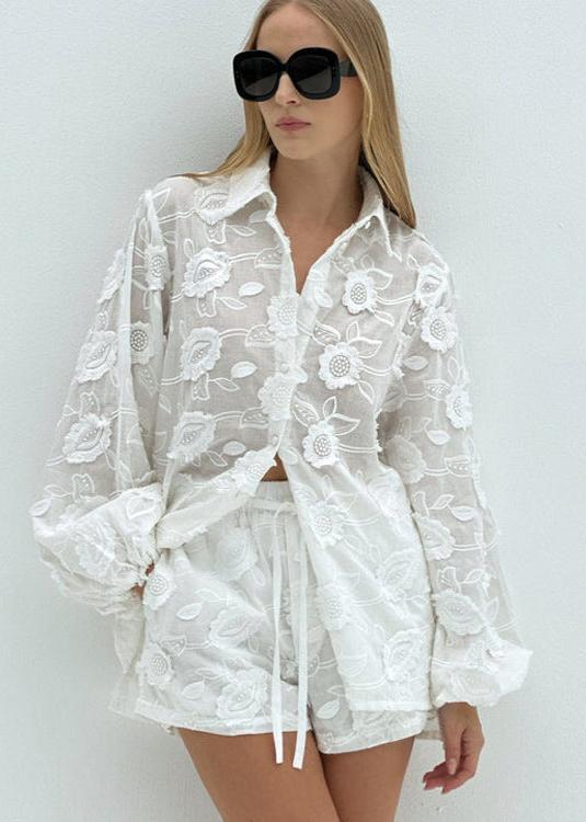 Lily-sæt med gennemsigtig, broderet skjorte og højtaljede shorts
