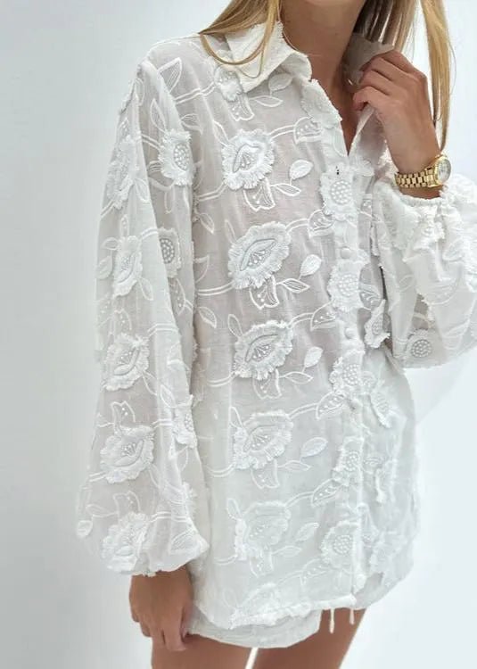 Lily-sæt med gennemsigtig, broderet skjorte og højtaljede shorts