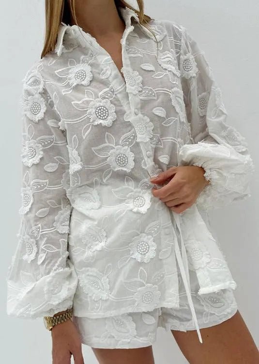 Lily-sæt med gennemsigtig, broderet skjorte og højtaljede shorts
