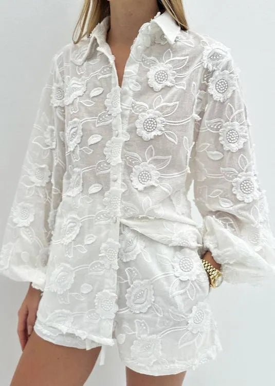 Lily-sæt med gennemsigtig, broderet skjorte og højtaljede shorts
