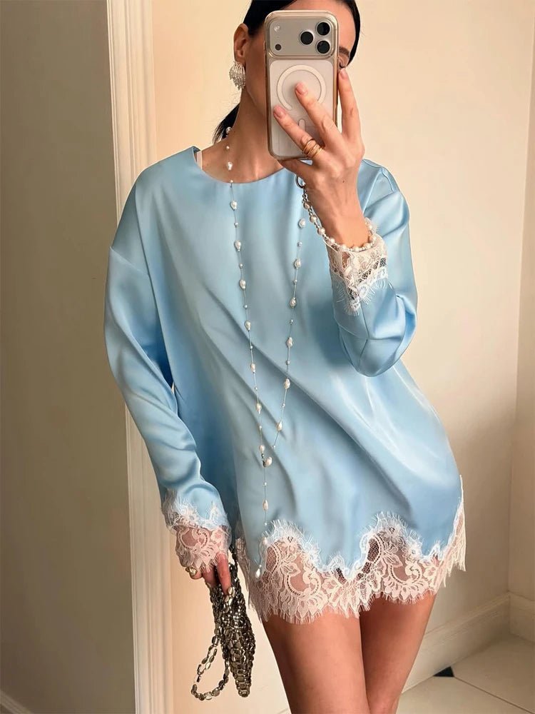 Linda kjole i blondesatin med bindedetalje