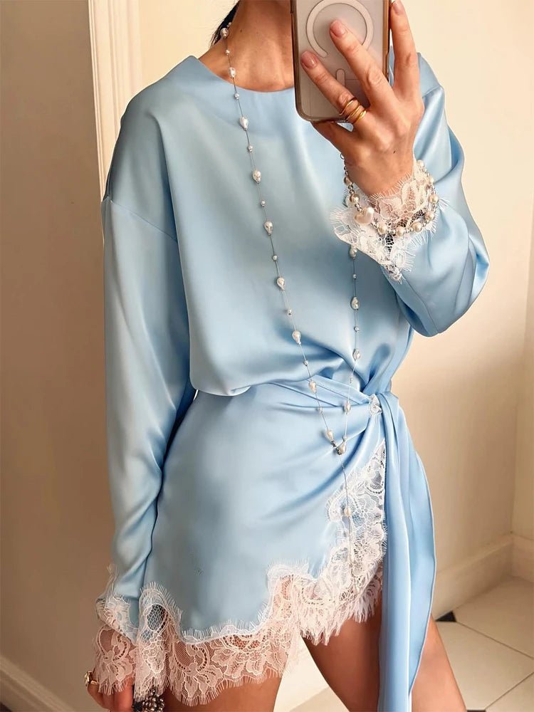 Linda kjole i blondesatin med bindedetalje
