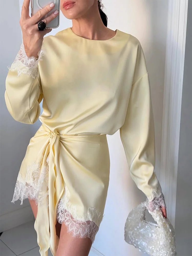 Linda kjole i blondesatin med bindedetalje