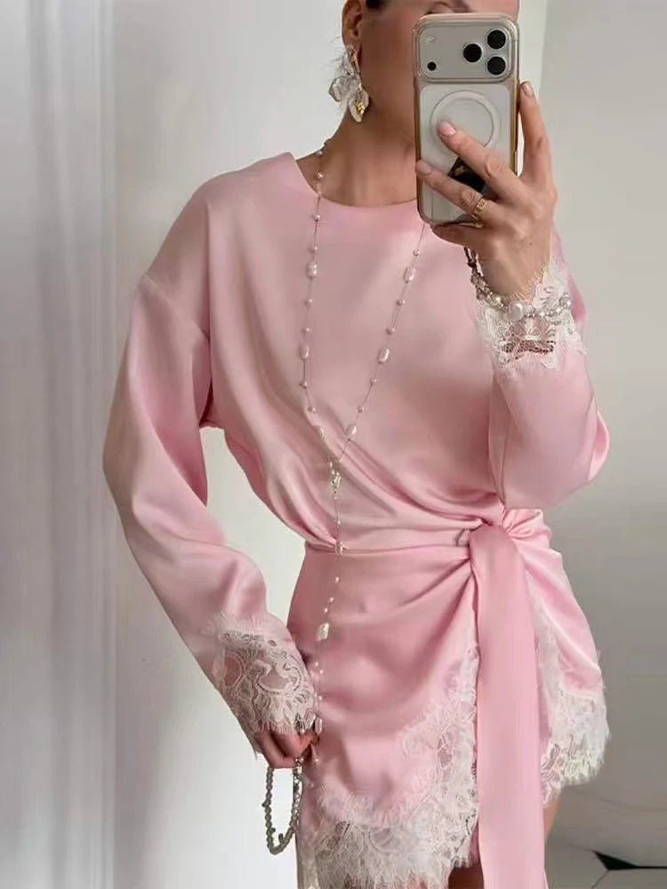 Linda kjole i blondesatin med bindedetalje