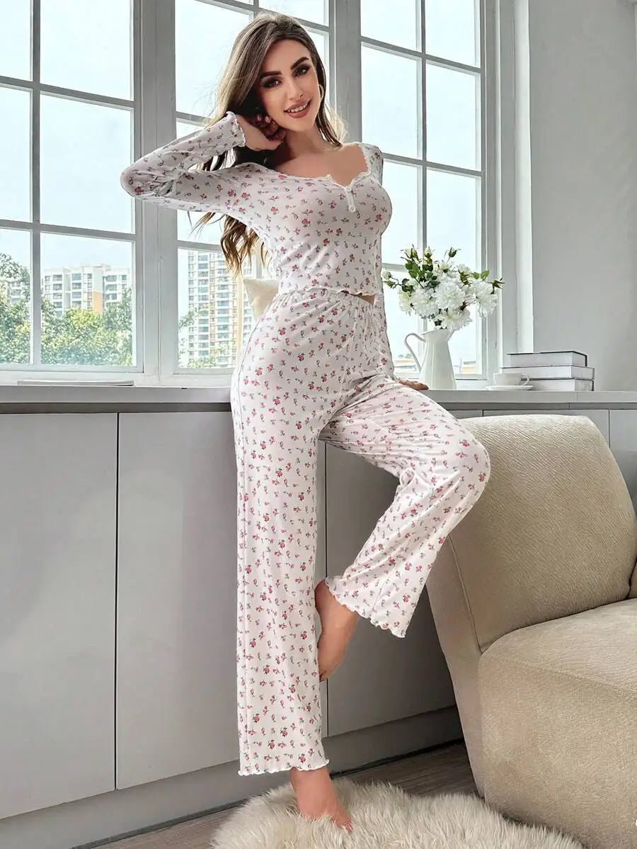 Blomstret pyjamassæt med lange ærmer