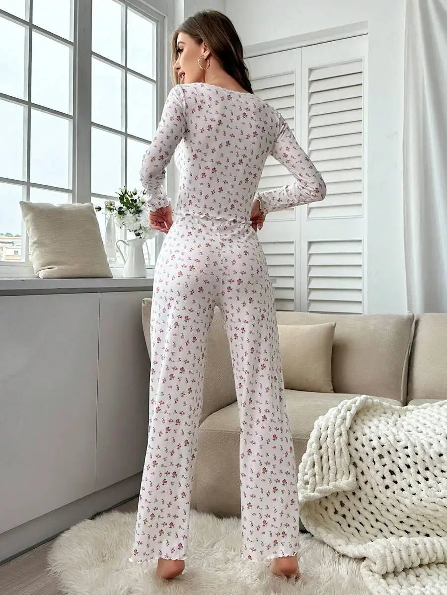 Blomstret pyjamassæt med lange ærmer