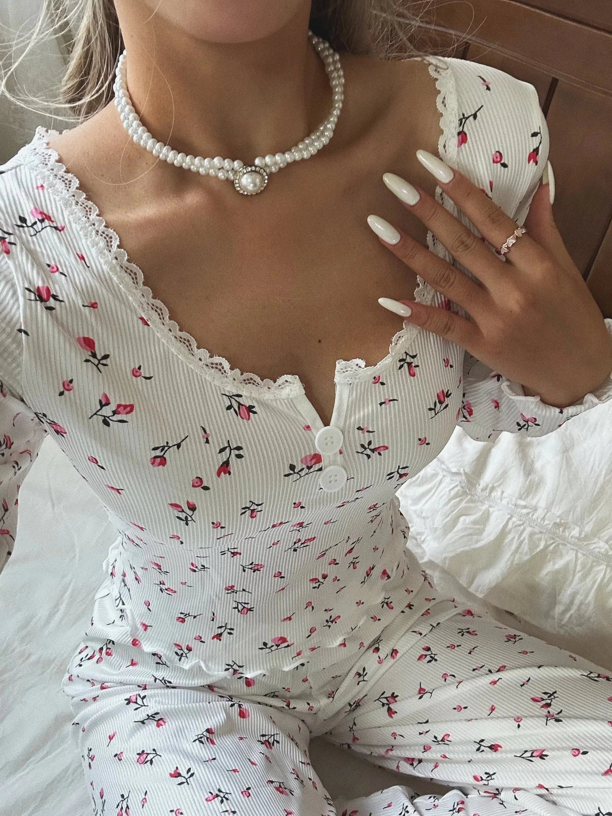 Blomstret pyjamassæt med lange ærmer
