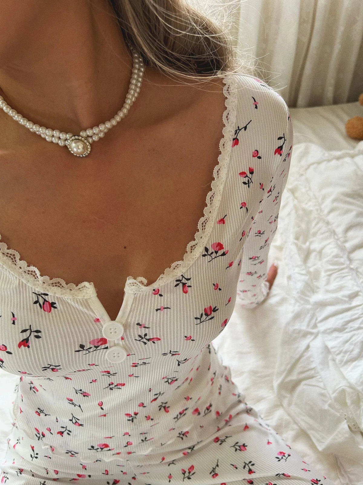 Blomstret pyjamassæt med lange ærmer